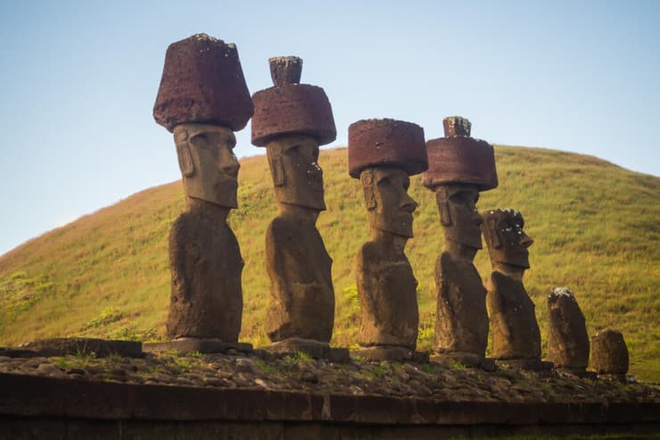 פסלי מואי עם "פוקאו" על ראשיהם