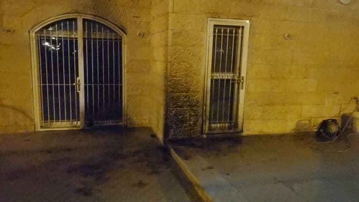הנזק שגרם בקבוק התעברה שהשליך החשוד הערבי על בניין מגורים של יהודים בשכונת אבו טור
