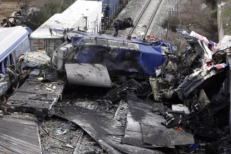 יוון זירת התאונה התנגשות של שתי רכבות 
