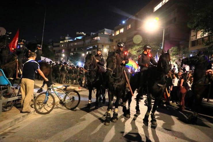 עימותים בין שוטרים למפגינים מחוץ למספרה בה נמצאת שרה נתניהו