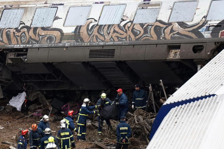 יוון זירת התאונה התנגשות של שתי רכבות 
