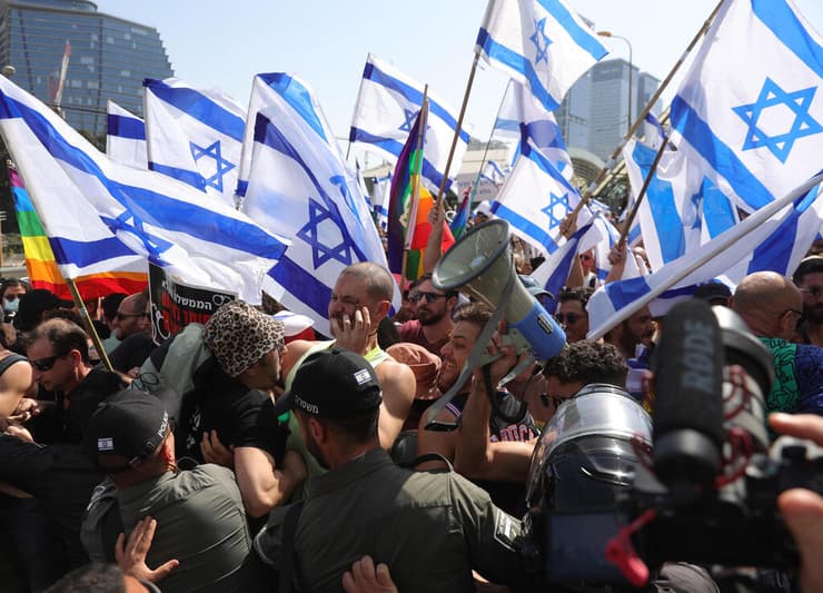 מפגינים מתעמתים עם שוטרים בתל אביב