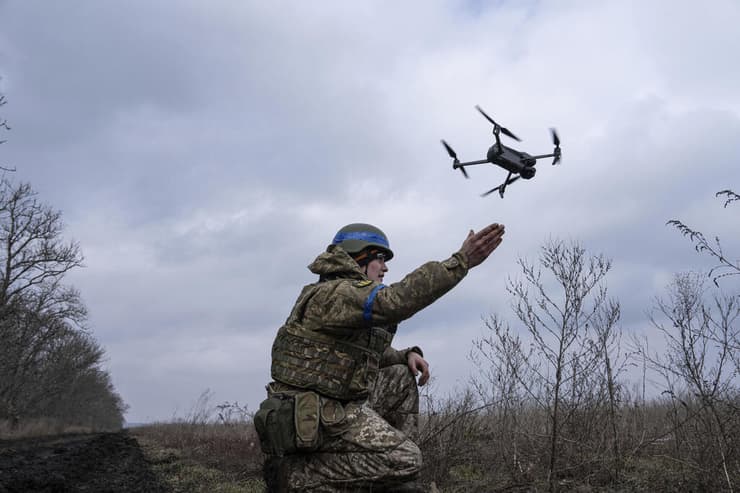 מפעילים רחפן ב קרב על ווהלדר במחוז דונייצק מלחמה אוקראינה מול רוסיה