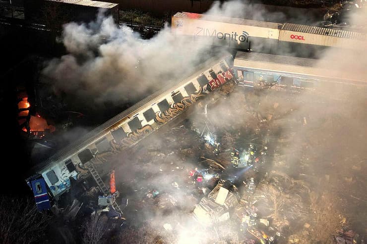 עשרות הרוגים בהתנגשות בין שתי רכבות ביוון