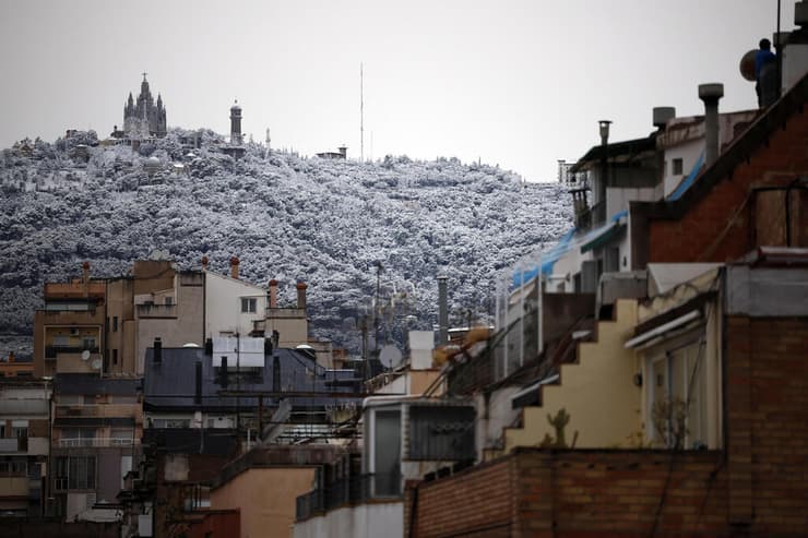 ברצלונה שלג ספרד סופה גל קור
