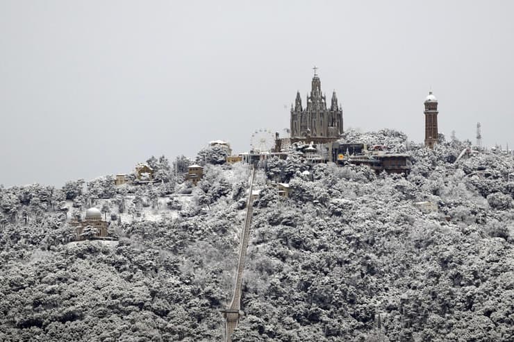 ברצלונה שלג ספרד סופה גל קור