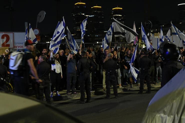 הפגנה מחוץ למספרה בכיכר המדינה בזמן ששרה נתניהו מסתפרת