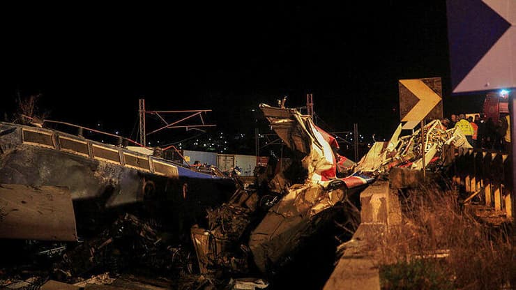 עשרות הרוגים בהתנגשות בין שתי רכבות ביוון