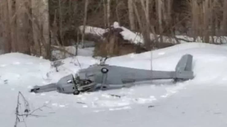 צילום שהופץ בטוויטר ובו נראה לכאורה מל"ט מדגם אוקראיני UJ-22 שהתרסק באזור קולומנה במחוז מוסקבה ב רוסיה ולטענת גורמים שם היה בדרך לתקוף מתקן אנרגיה ב-28 בפברואר בצל מלחמה אוקראינה