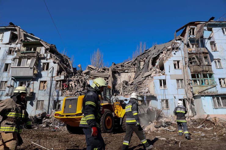 אוקראינה בניין שנפגע מ טיל רוסי ב זפוריז'יה