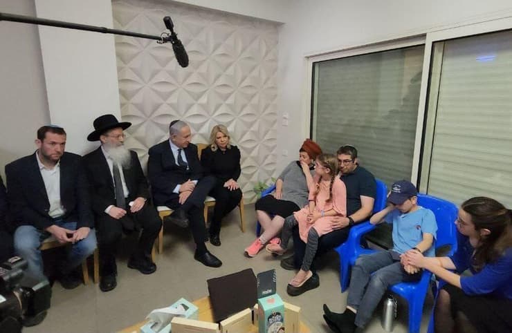 ראש הממשלה בנימין נתניהו ורעייתו שרה ביקור תנחומים בבית משפחת יניב בהר הרכה