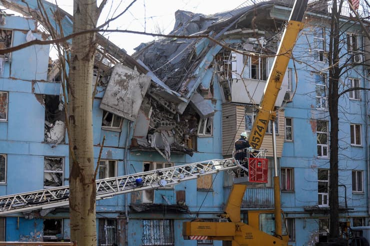 אוקראינה בניין שנפגע מ טיל רוסי ב זפוריז'יה