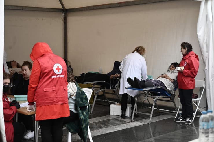 עומדים בתור לתרום דם לפצועים ב תאונת ה רכבות ב יוון אתונה