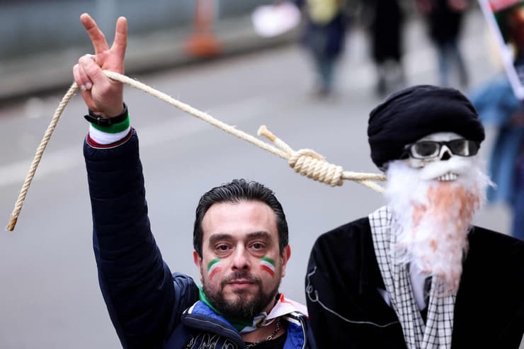 מוחים נגד עלי חמינאי המנהיג העליון של איראן הפגנה ב בריסל בלגיה פברואר 2023