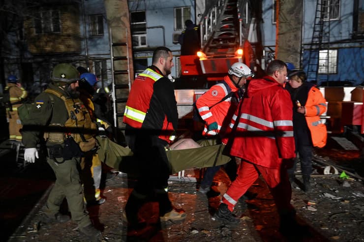 אוקראינה בניין שנפגע מ טיל רוסי ב זפוריז'יה מפנים את אנה בת 27 אישה הרה
