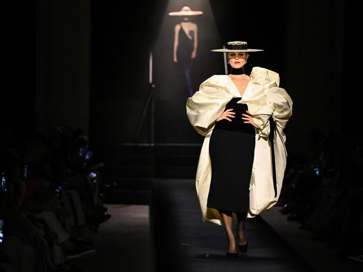 אווה הרציגובה מדגמנת בתצוגת אופנה של סקיאפרלי, 2022