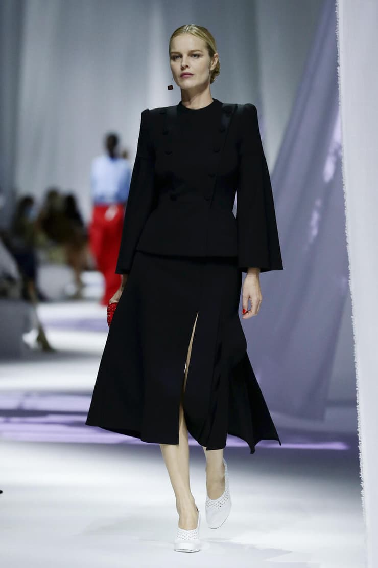 אווה הרציגובה מדגמנת בתצוגת אופנה של פנדי, 2020