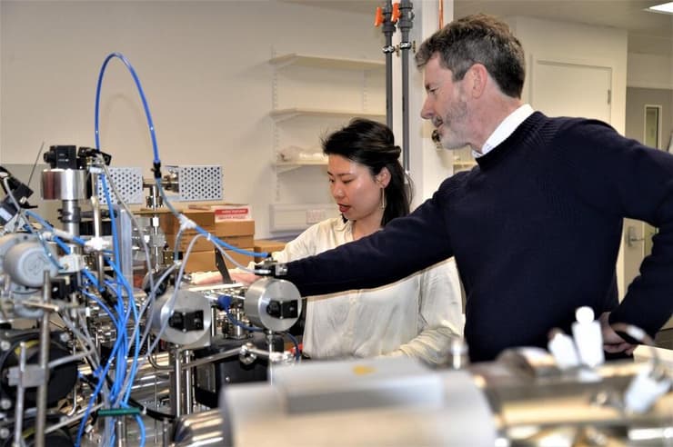 ד"ר אנרן צ'נג (משמאל) ופרופ' כריס באלנטיין מכינים את ציוד המעבדה למדידת איזוטופים של הליום בדגימות גיאולוגיות
