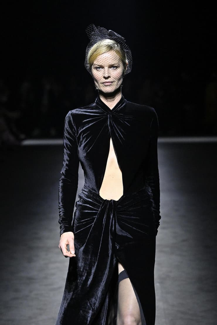 אווה הרציגובה מדגמנת בתצוגת אופנה של בלומרין, 2022