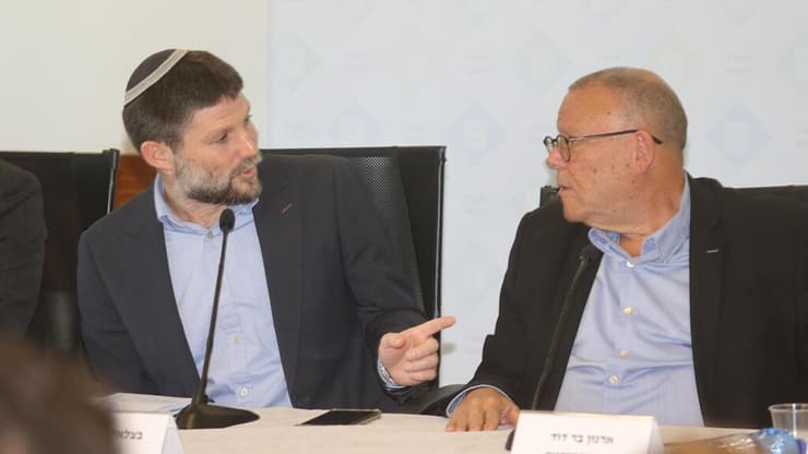 בר-דוד וסמוטריץ'. ''שיח נעים ומכבד'' (צילום: יריב כץ) מסיבת עיתונאים משותפת של שר האוצר בצלאל סמוטריץ' ויושב ראש ההסתדרות ארנון בר דוד