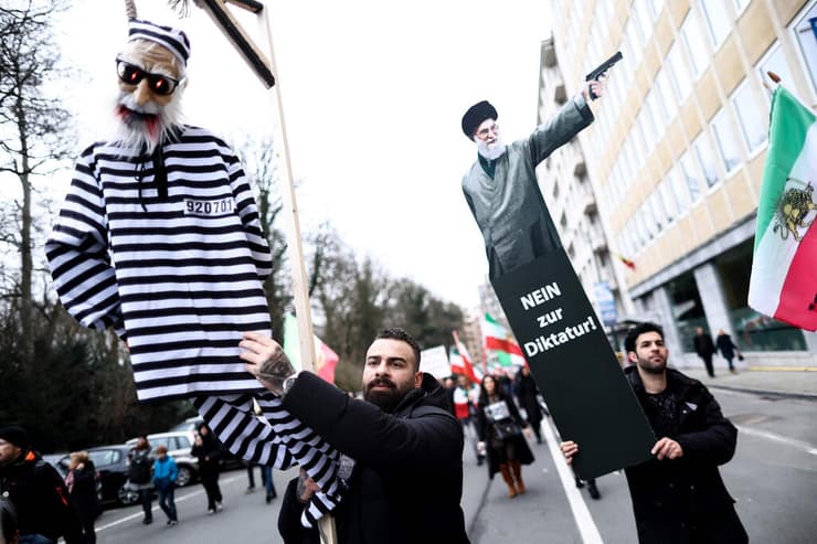 מוחים נגד עלי חמינאי המנהיג העליון של איראן הפגנה ב בריסל בלגיה פברואר 2023