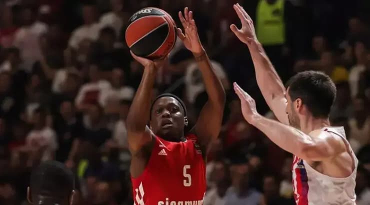 קסיוס וינסטון (הטוויטר של באיירן מינכן) קסיוס וינסטון