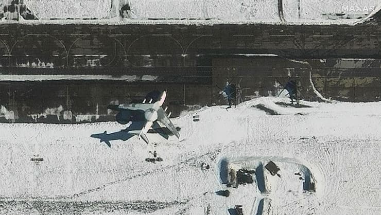 מטוס של צבא רוסיה מדגם A-50 בצילום לוויין 28 בפברואר ב בסיס מצ'ולישצ'י ליד ינסק ב בלארוס שנטען כי הותקף כמה ימים לפני כן