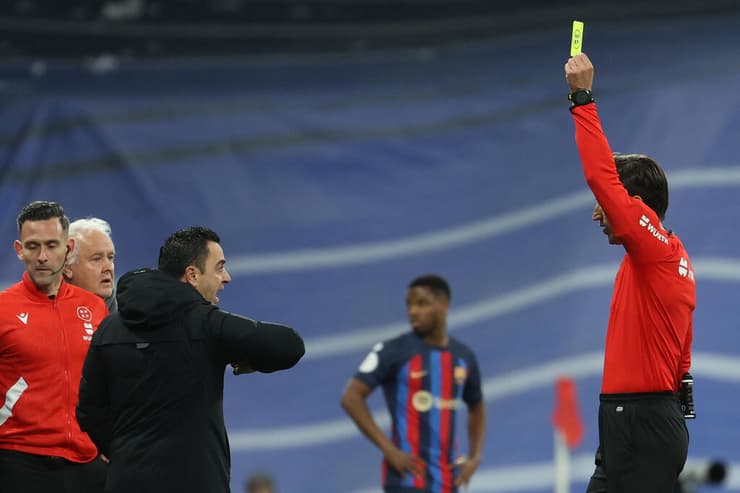 רגוע כשחקן, עצבני כמאמן. צ'אבי (צילום: EPA) רגוע כשחקן, עצבני כמאמן. צ'אבי