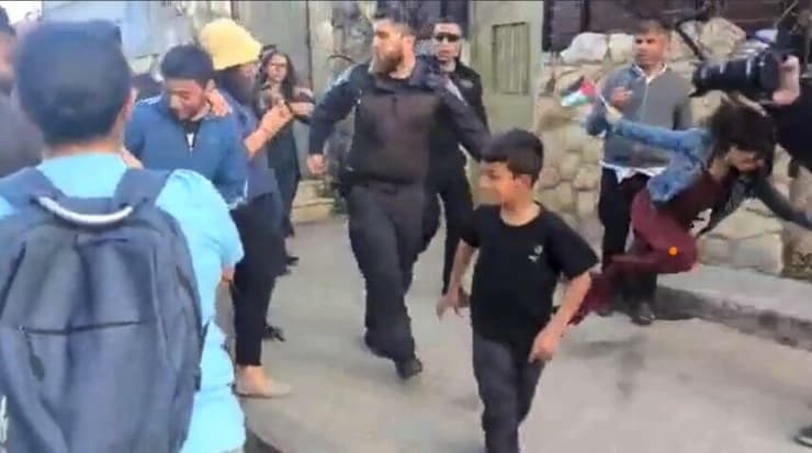  שוטר דוחף אישה ומפיל אותה על הרצפה בשכונת שייח ג'ראח