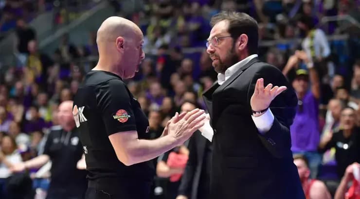 שרון דרוקר מתווכח עם השופט