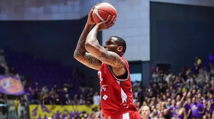 שון ג'ונס בפעולה