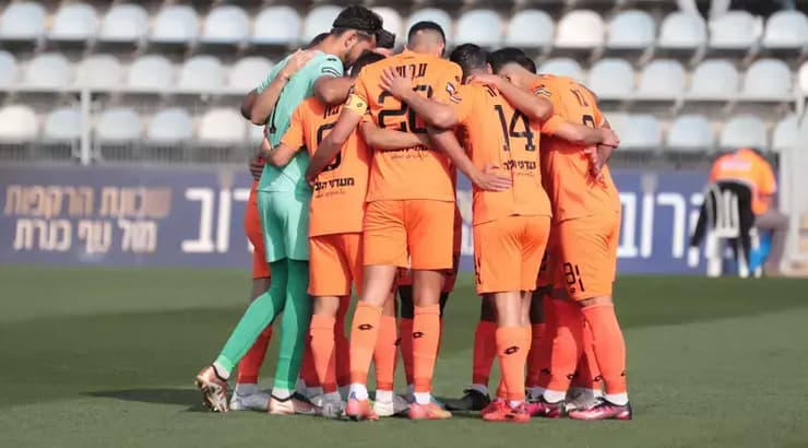 שחקני בני יהודה באיסוף לפני שריקת הפתיחה