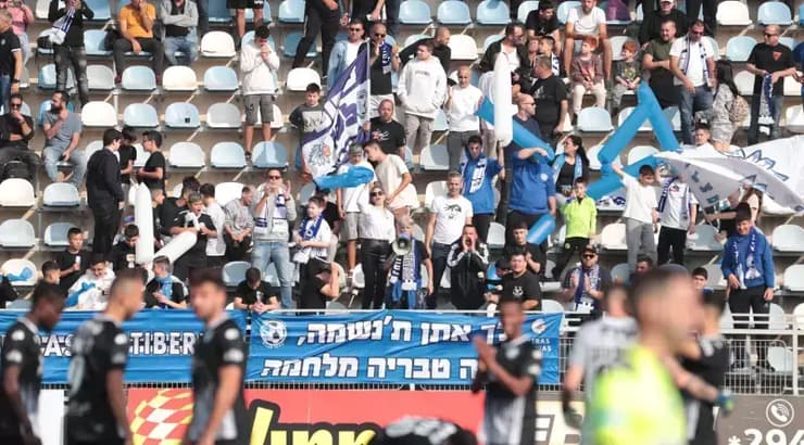 אוהדי עירוני טבריה ברקע של השחקנים