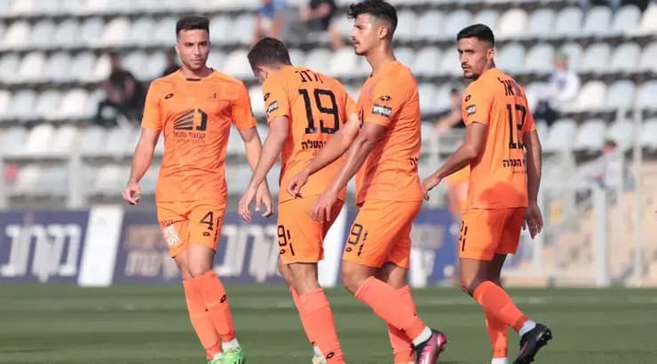 שחקני בני יהודה חוגגים