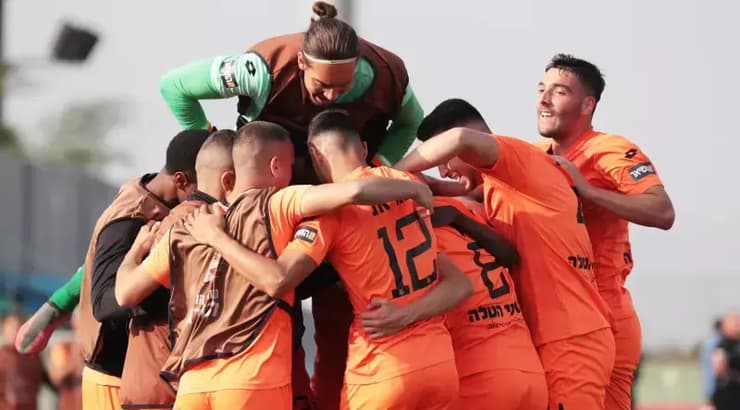 שחקני בני יהודה חוגגים