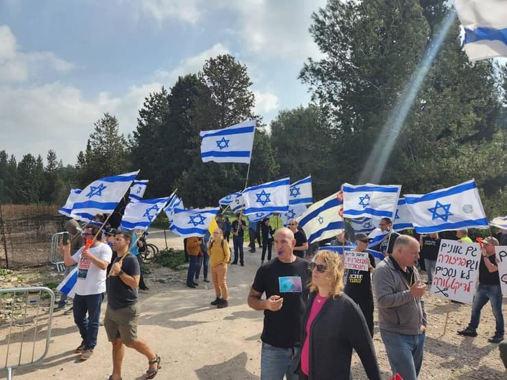 הפגנה ליד ביתו של שר הביטחון יואב גלנט