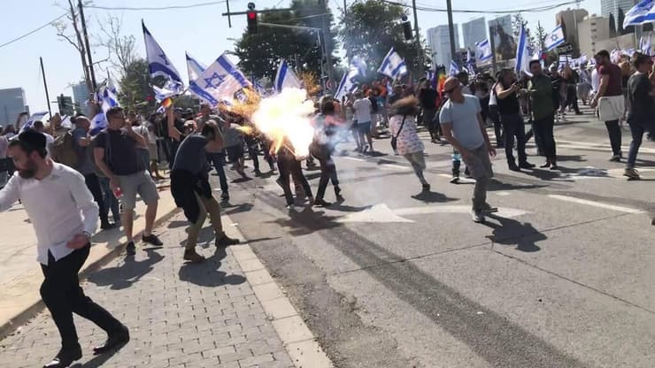 תיעוד מרגעי פגיעת רימון ההלם שהשליך השוטר לעבר המפגינים בתל אביב