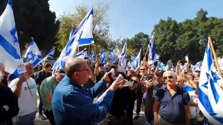 גילון בהפגנה מול ביתו של דיכטר (צילום: מחאת יוצאי השירות) הפגנה במחאה על המהפכה המשפטית מול ביתו אבי דיכטר