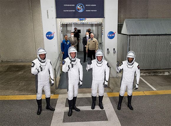 בדרך לתחנת החלל. צוות מספר 6 שחברת ספייס אקס משגרת עבור נאס"א. מימין: אל ניאדי, בואן, הובורג ופדיאייב בדרכם אל כן השיגור במרכז קנדי 