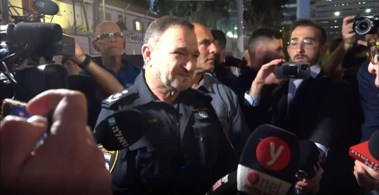 מפכ"ל המשטרה יעקב שבתאי עונה למפגינה במסיבת עיתונאים בסיור הכנה לקראת המחאה בקפלן