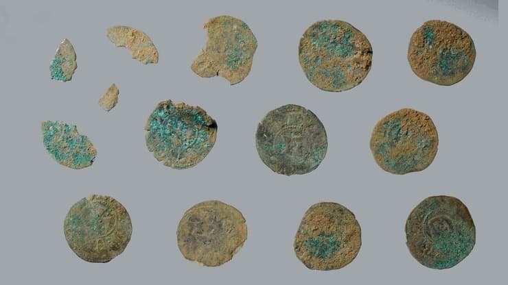חלק ממטבעות הכסף שהתגלו במטמון ותוארכו לתקופתו של המלך הדני ולדמר השני