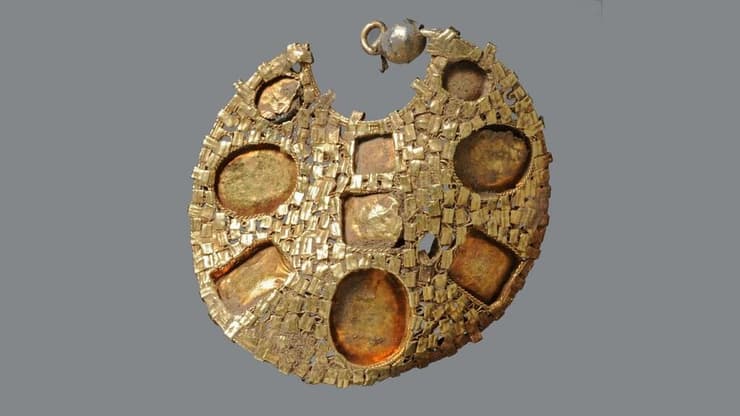 חלקו האחורי של אחד משני עגילי הזהב הביזנטיים שהתגלו כחלק המטמון