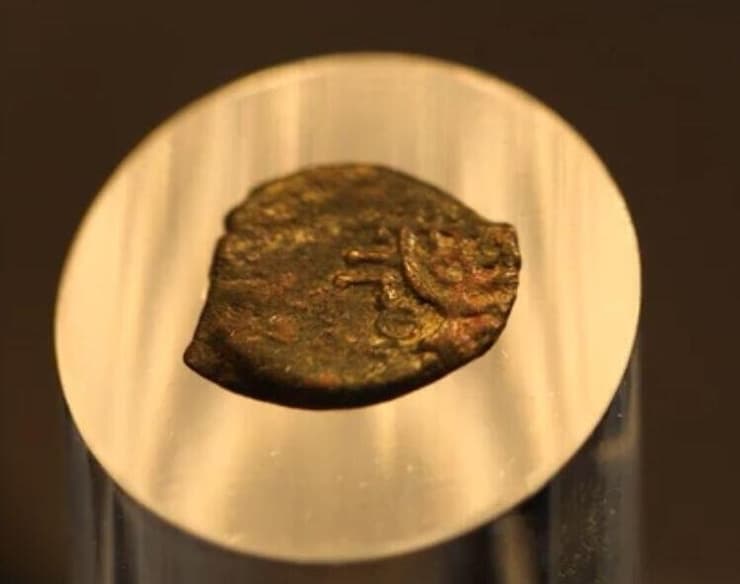 המטבע העתיק של המלך מתתיהו אנטיגונוס השני ועליו המנורה