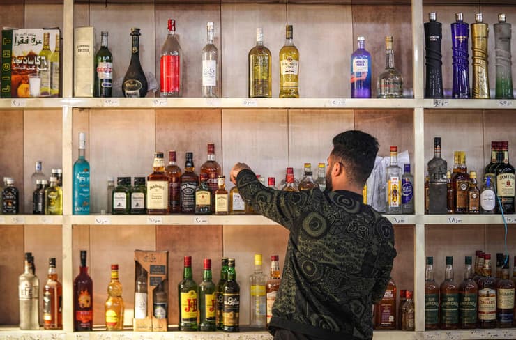 חנות אלכוהול ב בגדד עיראק ארכיון