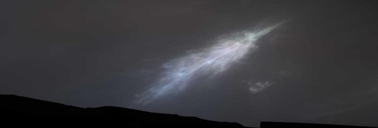 ענן ססגוני בצורת נוצה שנצפה מיד לאחר השקיעה ב-27 בינואר 2023, על ידי הרובר קיוריוסיטי, במה שסייע לצוות המדענים להבין את הרכב החלקיקים שלו