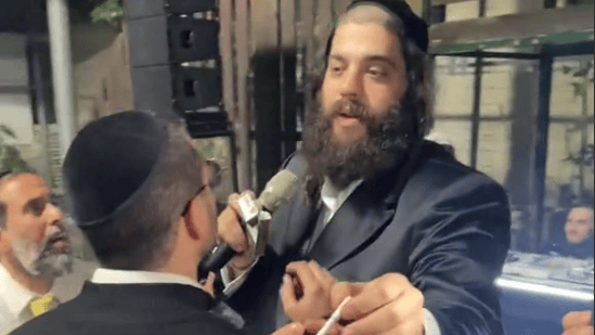 עדלאידע - ישראל פרוש, ראש העיר אלעד, מחלק סיגריות לקטינים במסגרת חגיגות פורים