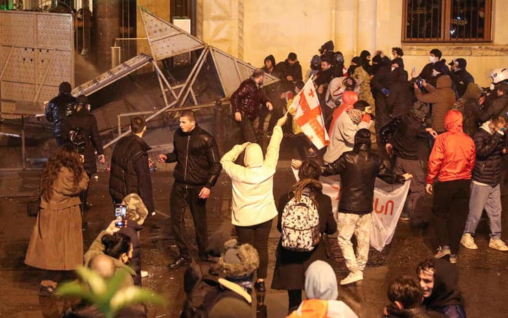 גאורגיה טביליסי עימותים ב הפגנה מחוץ לפרלמנט