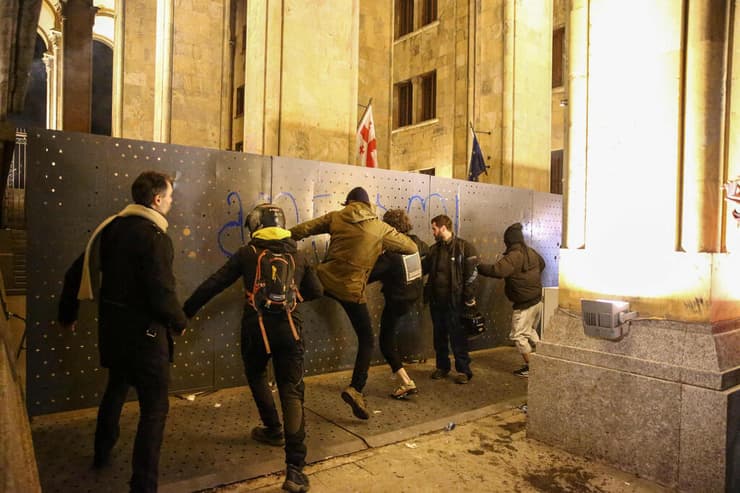 גאורגיה מהומה עימותים ליד ה פרלמנט טביליסי חוק הסוכנים הזרים