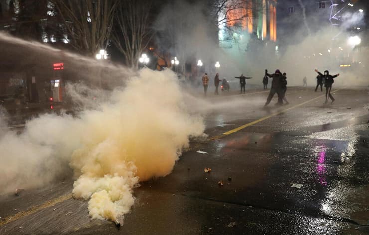 גאורגיה טביליסי עימותים ב הפגנה מחוץ לפרלמנט