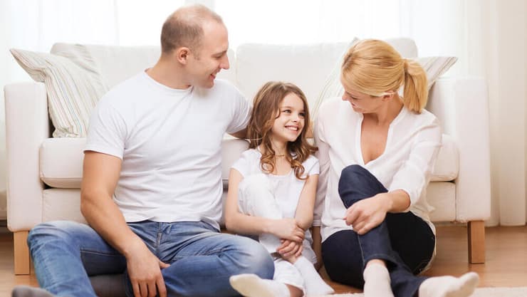 הורים משוחחים עם בתם